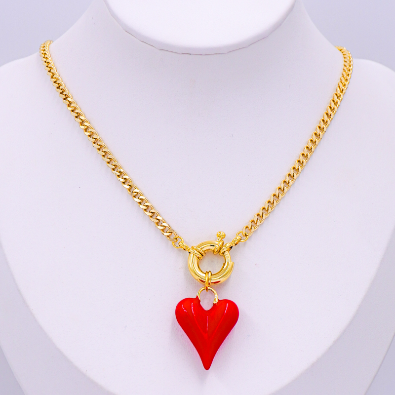 COLLAR CON CORAZON ROJO...