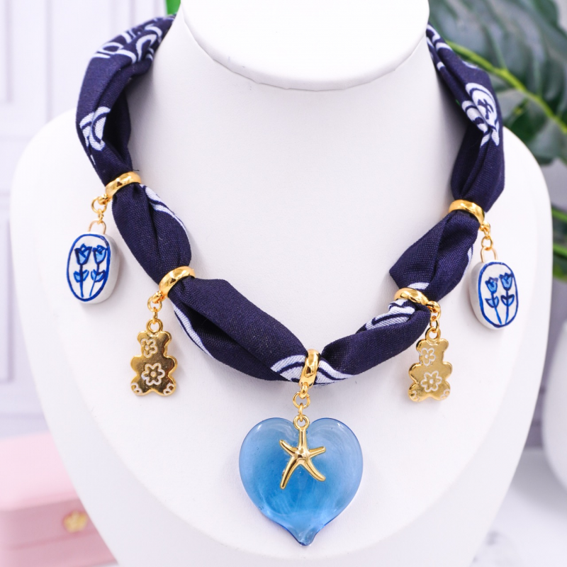 collares de bandana azul...