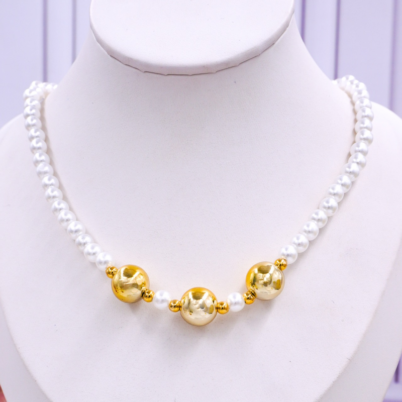 collar con perlas y balines...