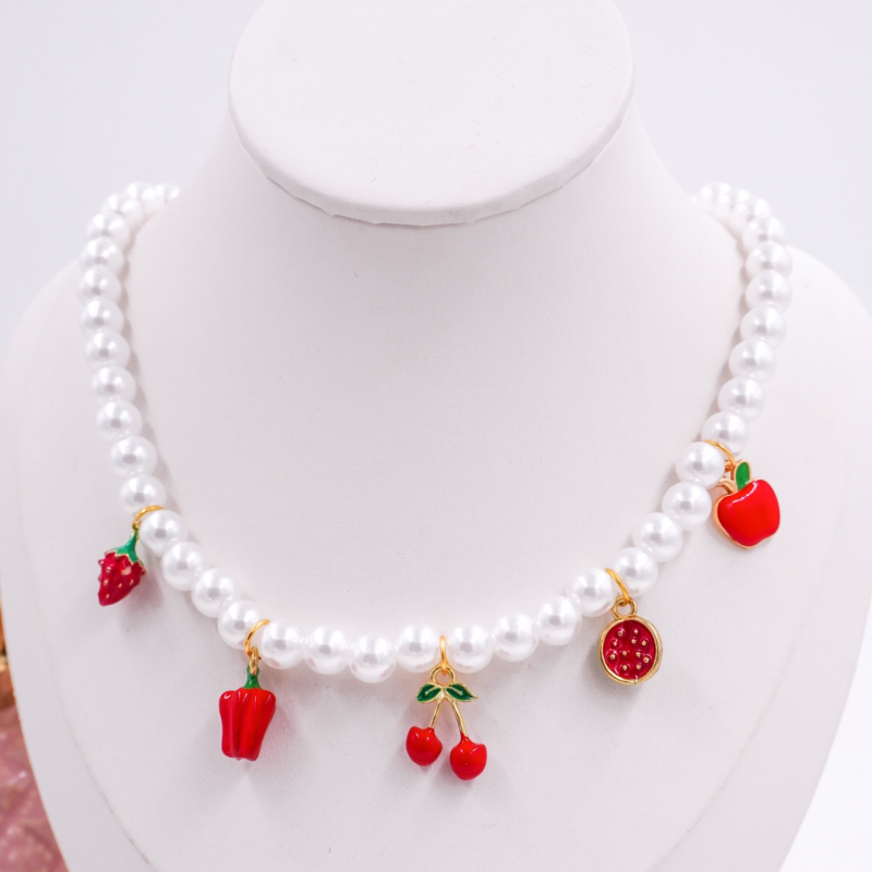 collar de perlas con dijes...