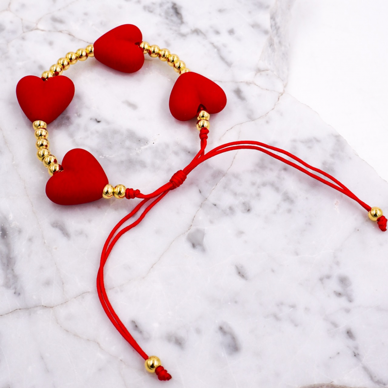 pulsera de corazones rojos...