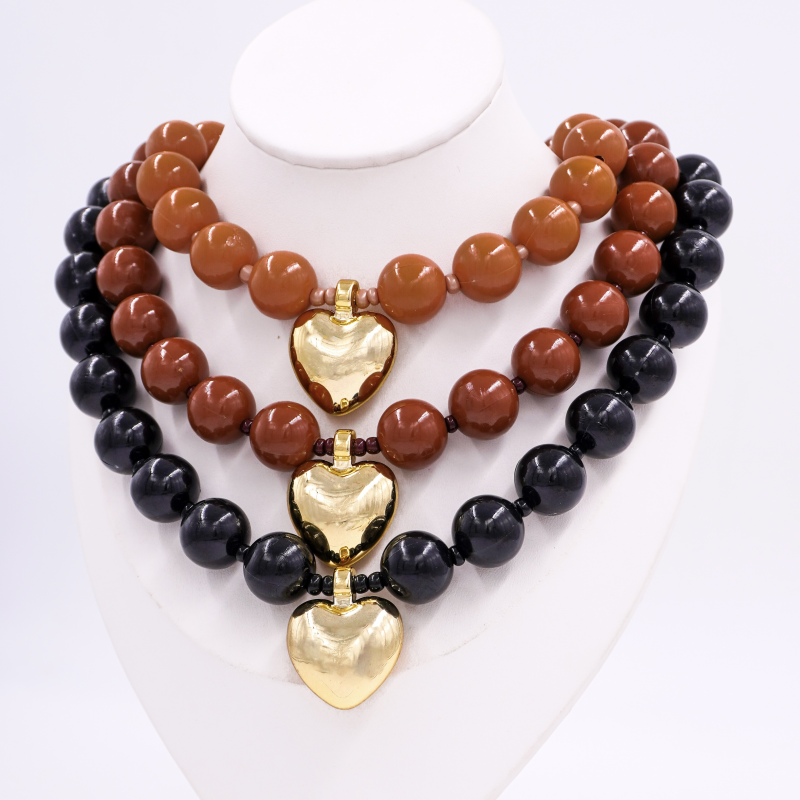 collar chicle con corazon...