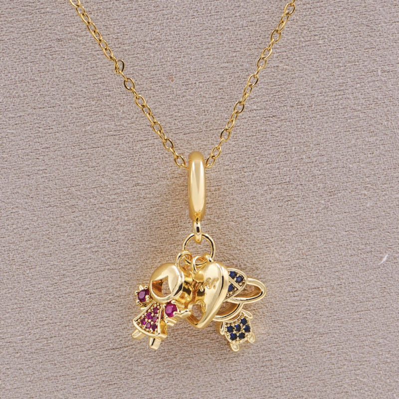 Collar con dijes de familia