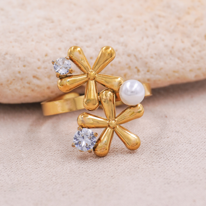 Anillo de flores con perla