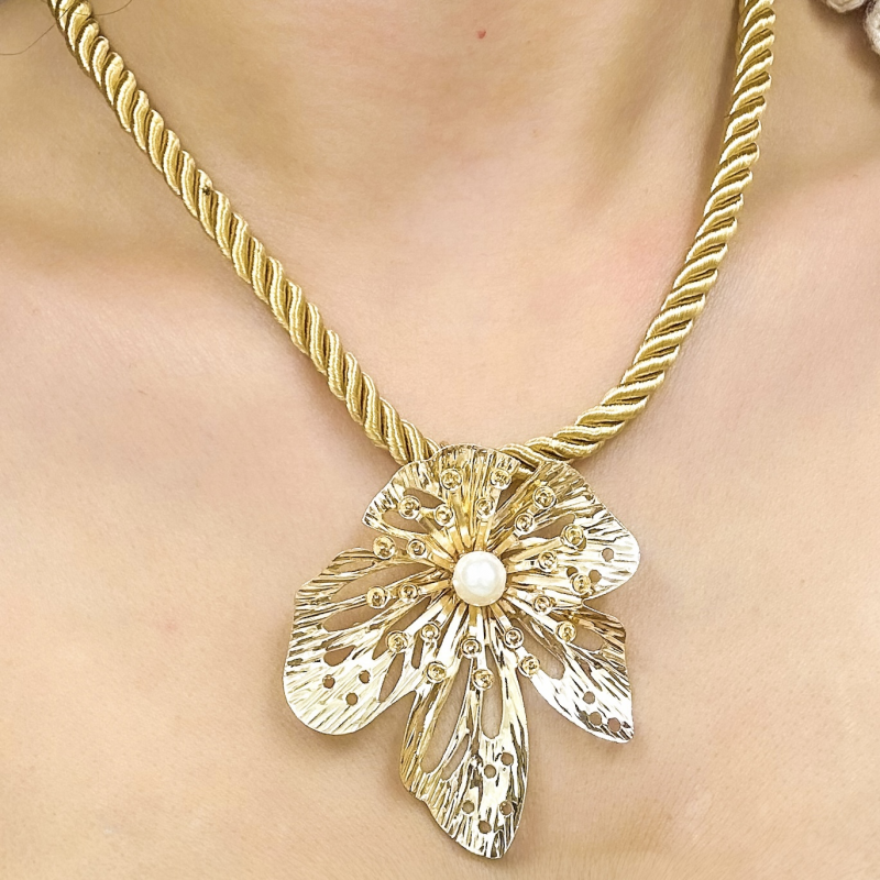 COLLAR CON DIJE DE HOJA X...