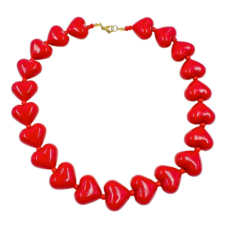 collar con corazones rojos...