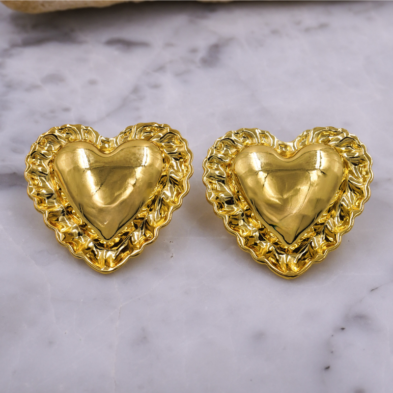 aretes corazón dorado en...
