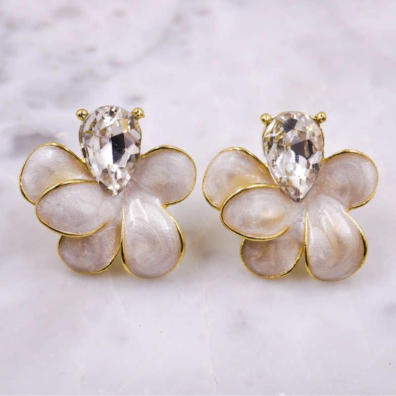Aretes de flor blanca en...