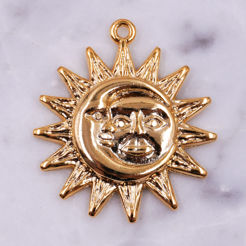 Dije de sol y luna dorado...
