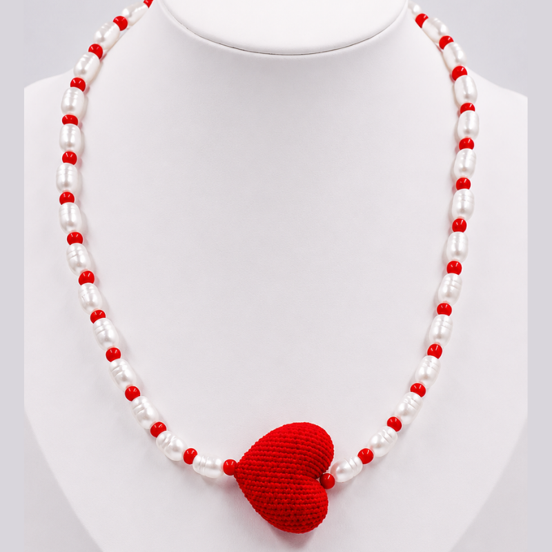 Collar de perlas y corazon...