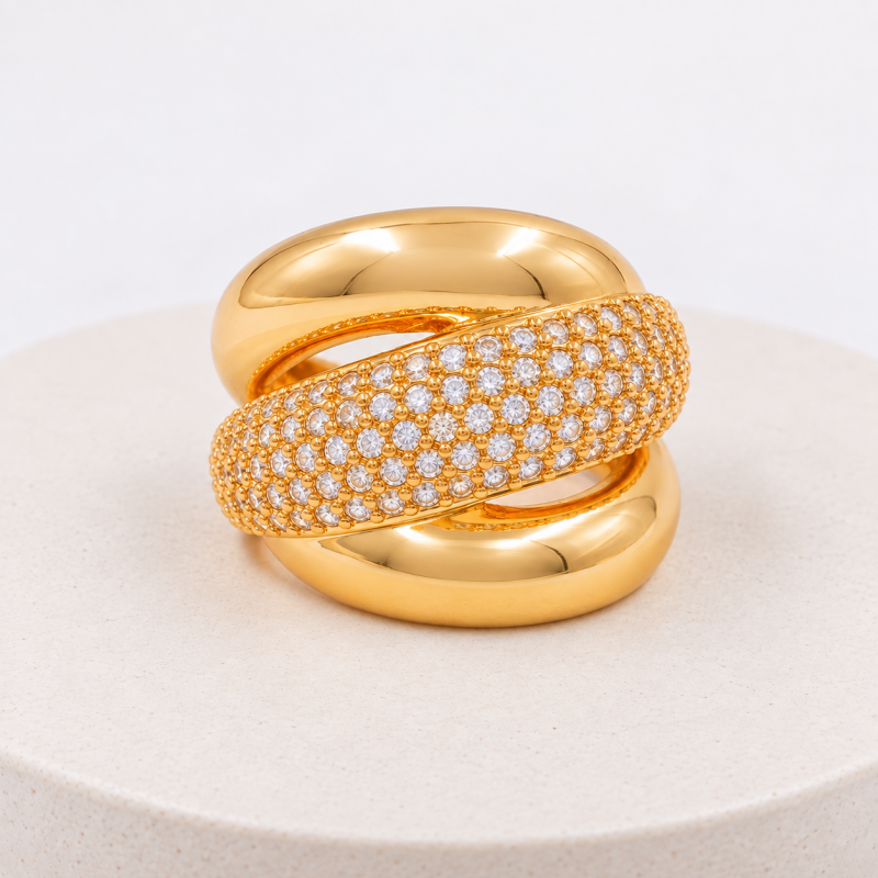 Anillo cruzado con circones...