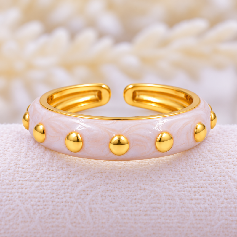 Anillo blanco con puntos...